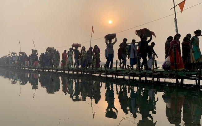 Devotos hindus retornam do rio Ganges após rituais do festival Chhath Puja, em Patna, estado indiano de Bihar, em 14 de novembro de 2018