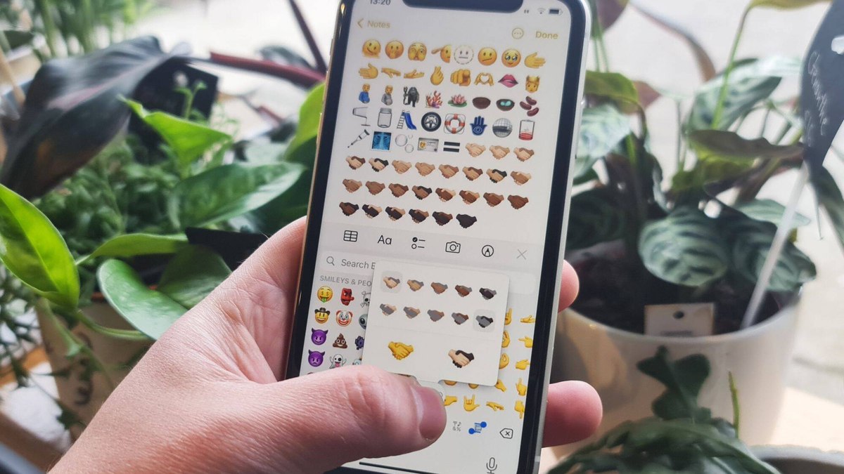 Petição online quer criação do emoji de caju