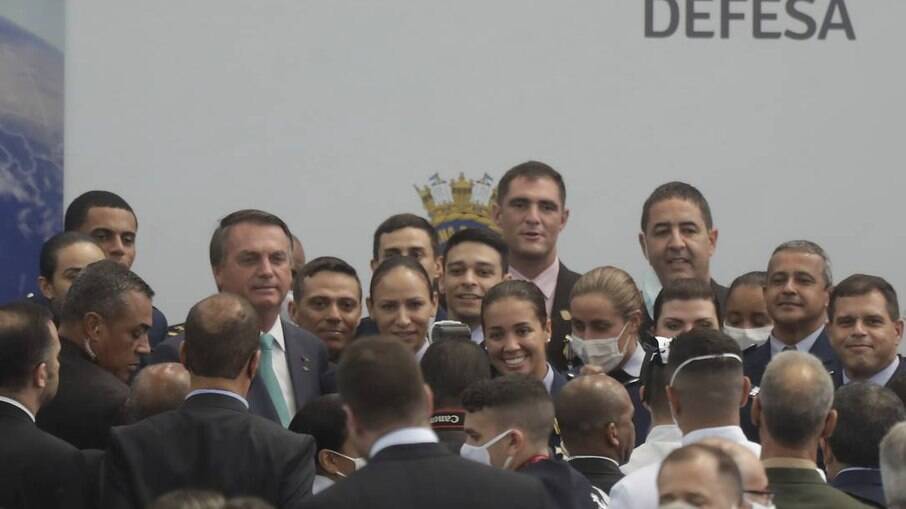 Presidente Jair Bolsonaro posa para foto com militares sem máscara 