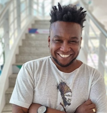 Colunista do iG, Thiago Simpatia, teve início de carreira no teatro, depois se tornou ator, participou do programa Turma do Gueto ( Record). Na televisão, trabalhou na área técnica primeiro e depois virou comunicador. Trabalhou na Rede TV, Band, TV Globo e Uol. Em todos os veículos Simpatia foi Apresentador/ Repórter e criador de conteúdo. Thiago Simpatia também é Palestrante e autor de livro infantil.