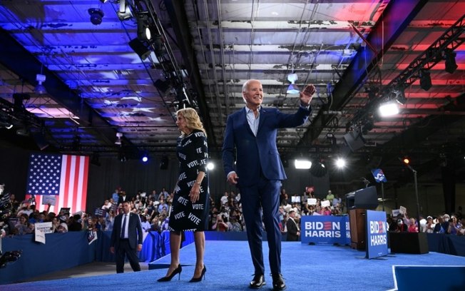 O presidente dos EUA, Joe Biden, e a primeira-dama, Jill Biden, em um comício em Raleigh, Carolina do Norte, em 28 de junho de 2024