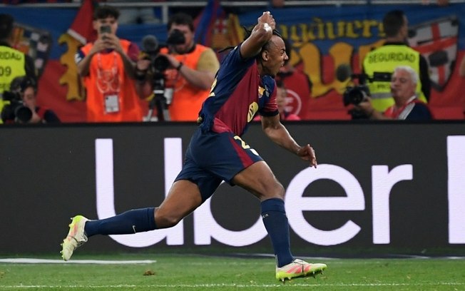 Jules Koundé comemora após marcar na prorrogação o gol que deu ao Barcelona o título da Copa do Rei na final contra o Real Madrid em Sevilha (sul da Espanha), em 27 de abril de 2025 Jules Koundé comemora após marcar na prorrogação o gol que deu ao Barcelona o título da Copa do Rei na final contra o Real Madrid em Sevilha (sul da Espanha), em 27 de abril de 2025