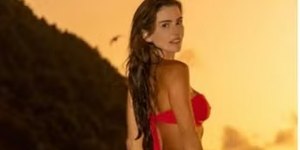 Deborah Secco mostra as curvas em biquíni vermelho fininho