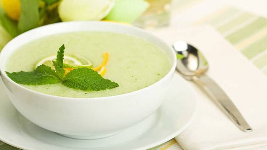 Essa sopa fria de melão com manjericão é ideal para os dias mais quentes, mas também pode ser servida em temperatura ambiente