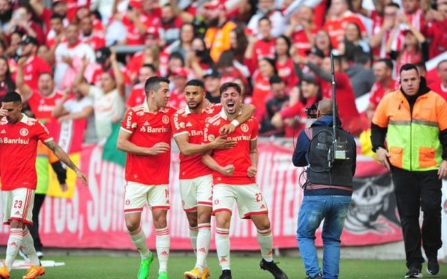 Elenco do Internacional recebe apoio da torcida em embarque rumo ao Peru