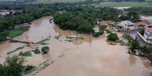 Rio Capivari baixa, mas mantém 30 famílias fora de casa em SP