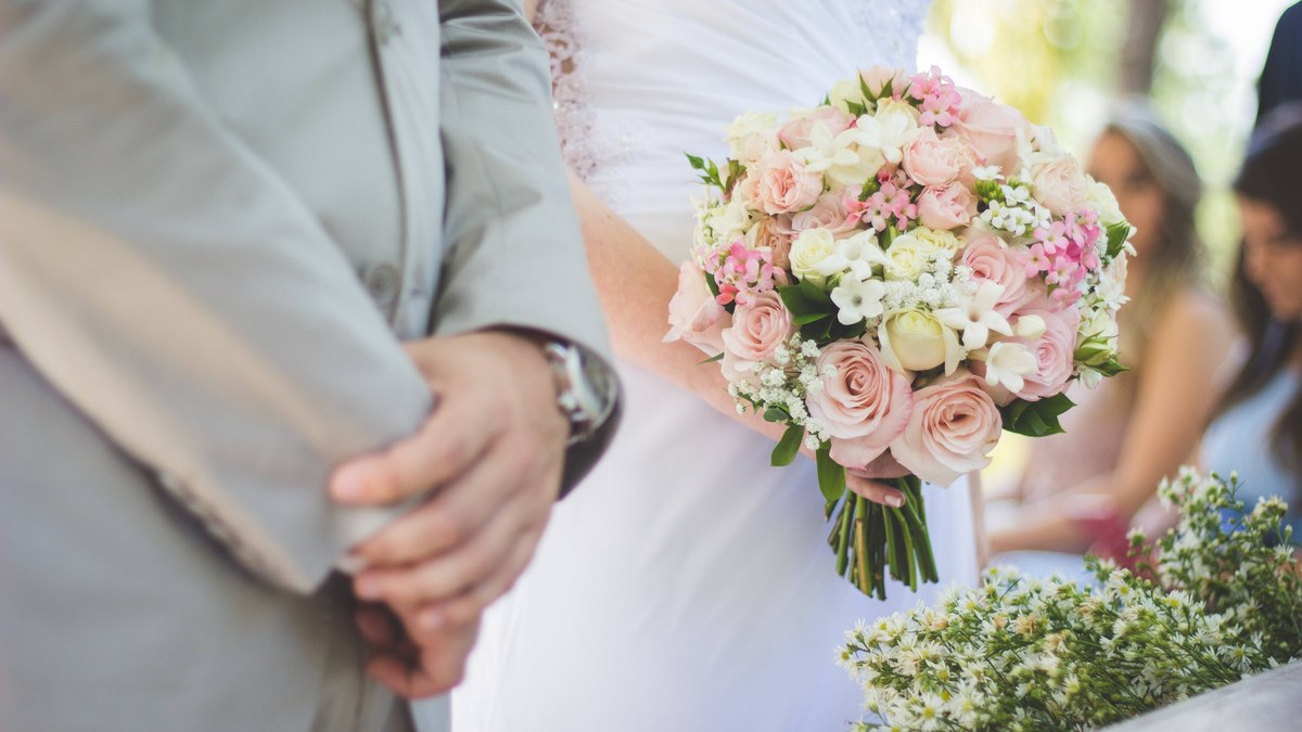 Será que a moda que a moda dos convidados pagarem por sua refeição no casamento pega? 