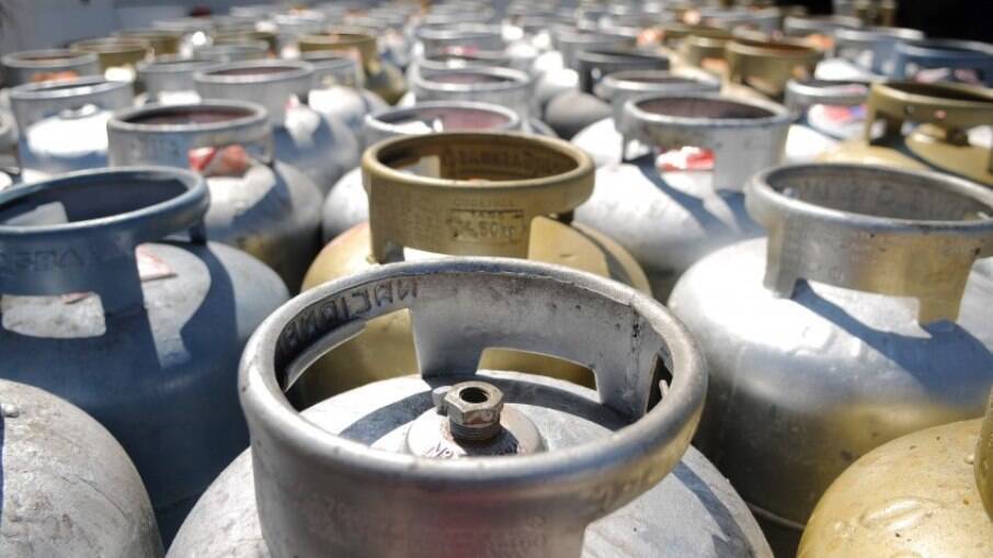 Vale-gás é insuficiente para bancar meio botijão de 13 kg em 17 estados brasileiros