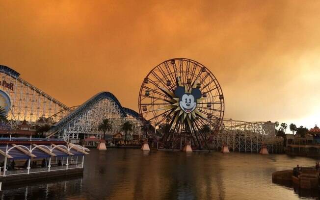 Parque da Disney em em Anaheim, na Califórnia (EUA), em meio à fumaça provocada por incêndios na região