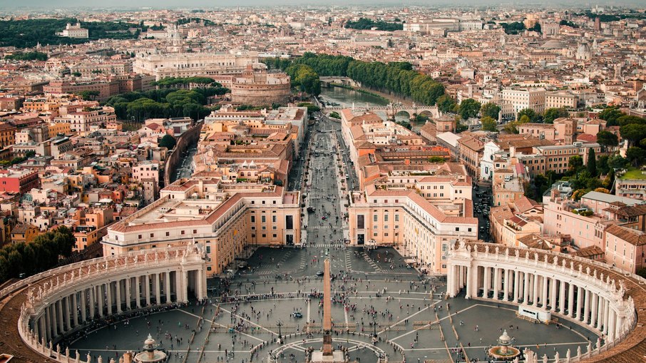 Vaticano é o centro espiritual da Igreja Católica. Vaticano é o centro espiritual da Igreja Católica.