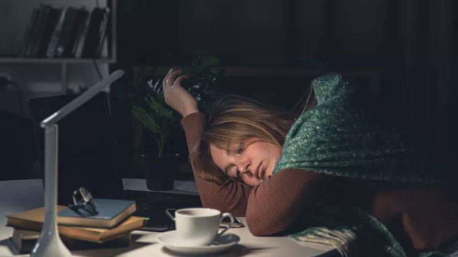 Acordar de madrugada para comer pode indicar distúrbio do sono