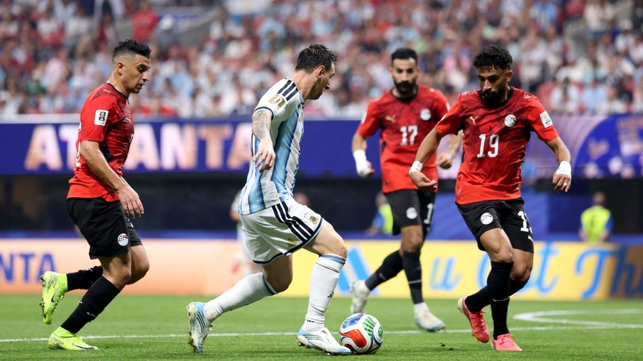 Messi perde pênalti, mas ressurge e Argentina vira sobre o Egito Messi perde pênalti, mas ressurge e Argentina vira sobre o Egito