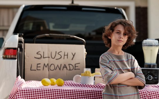 "Guerra de Limonada" vira enredo de campanha de picape elétrica