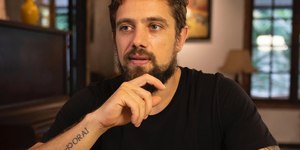 Rafael Cardoso sobre beijo em atriz com mau hálito: "Bicho morto"