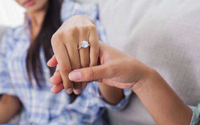 Internautas concordaram sobre a reação da mulher ser fútil ao desdenhar o anel de noivado de 'segunda mão' 