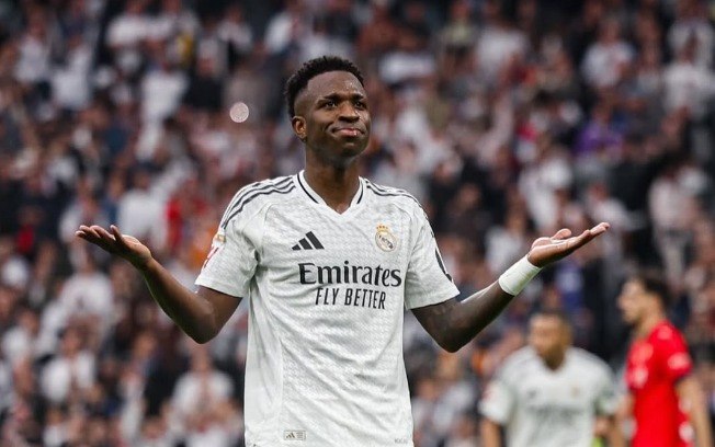 Vini Júnior tem quase o mesmo número de cartões e gols em clássicos contra o Barcelona