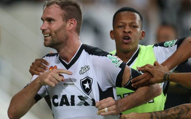 Carli, do Botafogo, fez o gol aos 49 e levou a decisão do Carioca para os pênaltis contra o Vasco