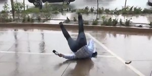 Repórter escorrega e cai durante ao vivo; vídeo viraliza na web