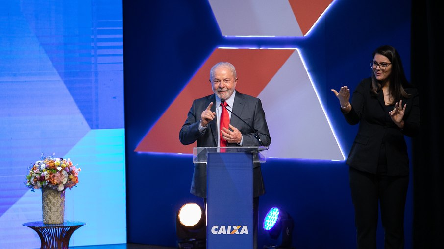 Lula durante cerimônia de posse da nova presidente da Caixa Econômica Federal, Maria Rita Serrano