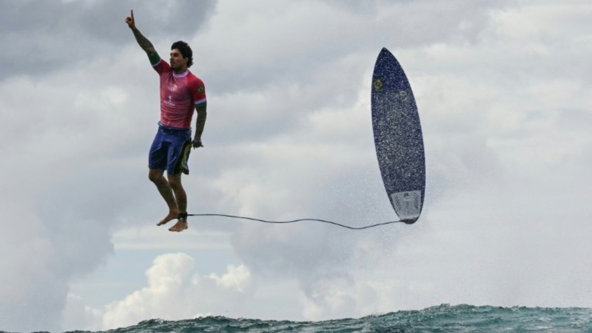 Gabriel Medina após sufrar um tubo na terceira fase dos Jogos Olímpicos de Paris, em Teahupo'o, Taiti, em 29 de julho de 2024