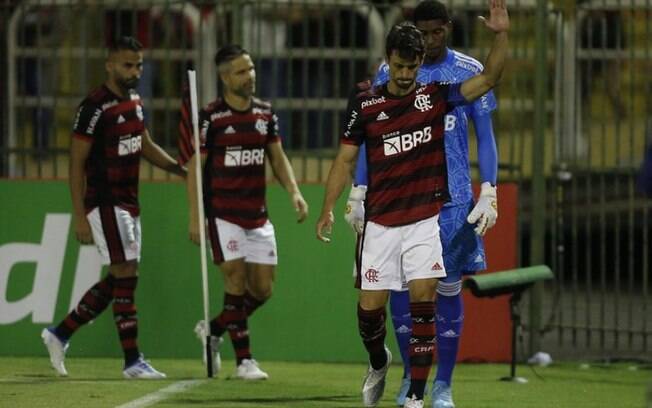 Nas redes sociais, torcida do Flamengo elogia estreia de Rodrigo Caio na temporada
