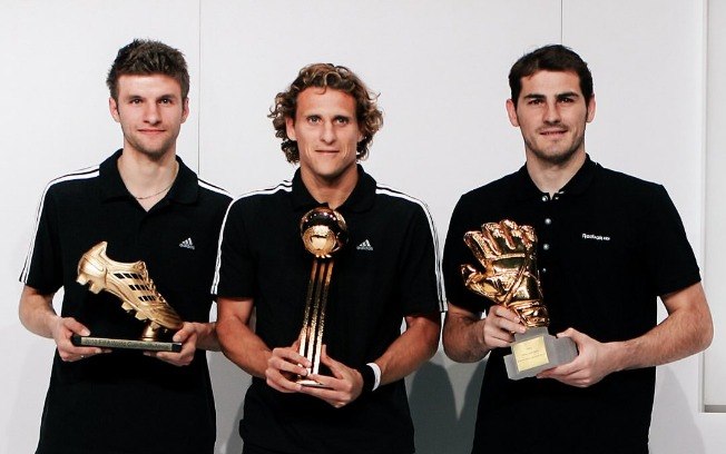 Forlán com o prêmio de melhor jogador da Copa de 2010 ao lado de Thomas Müller (artilheiro) e Iker Casillas (melhor goleiro).