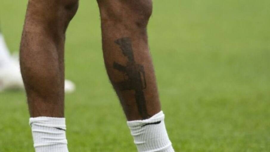 Arma tatuada na perna de Sterling