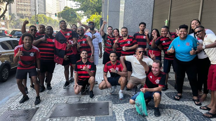 Torcida do Flamengo toma as ruas do Rio para receber os campeões