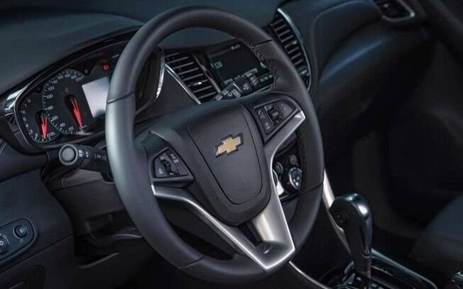 Chevrolet Tracker Midnight vem com revestimento de couro no volante e até no painel, o que mostra certo capricho