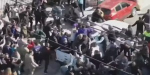 Vídeo: Milei é atacado a pedradas e deixa carreata às pressas