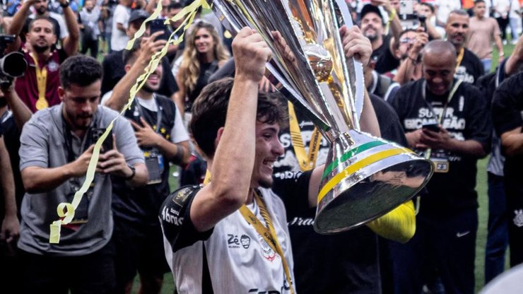 Joia "europeia" do Corinthians expõe reflexão nas redes