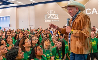 Estátua da Havan é pichada e Hang oferece R$ 10 mil de recompensa