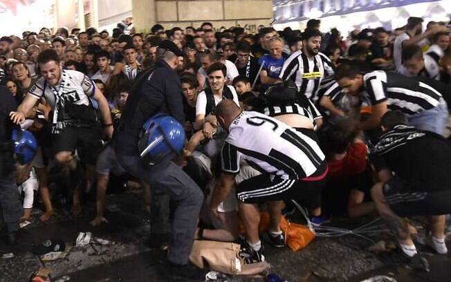 Alguns torcedores se feriram após confusão em praça durante transmissão de jogo da Juventus, em Turim, na Itália
