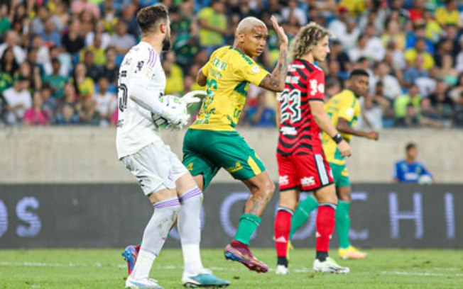 Deyverson foge da polêmica e elogia o Flamengo após vitória