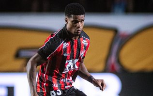 Jogador do Vitória leva entrada forte e sofre fratura; assista