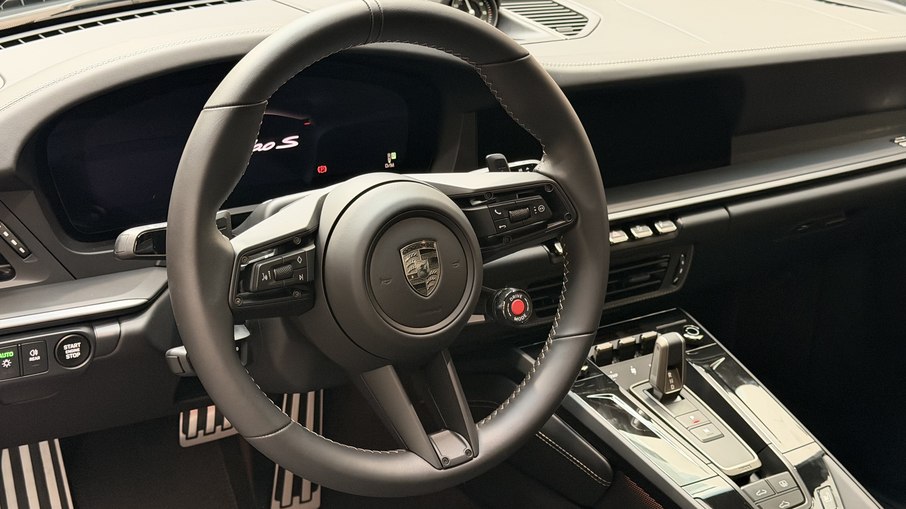 Porsche 911 Turbo S traz detalhes em Turbonite nos painéis, volante, console central