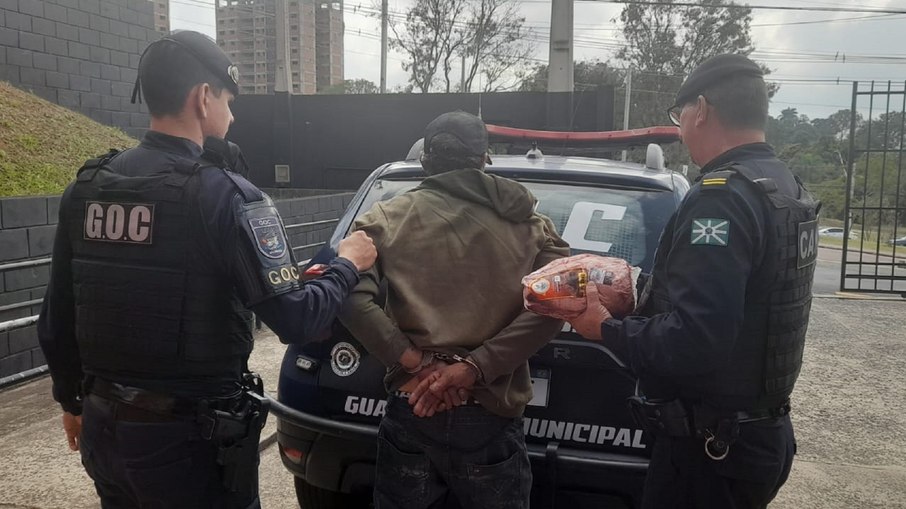 Suspeito tentou fugir pelo terminal rodoviário, mas foi contido pelos agentes