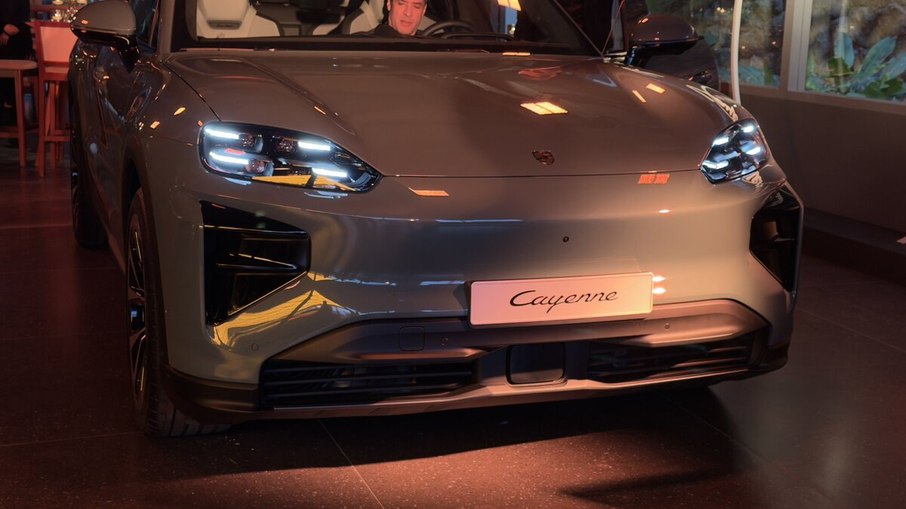 Porsche Cayenne Electric tem faróis Matrix LED ultrafinos e novo desenho aerodinâmico