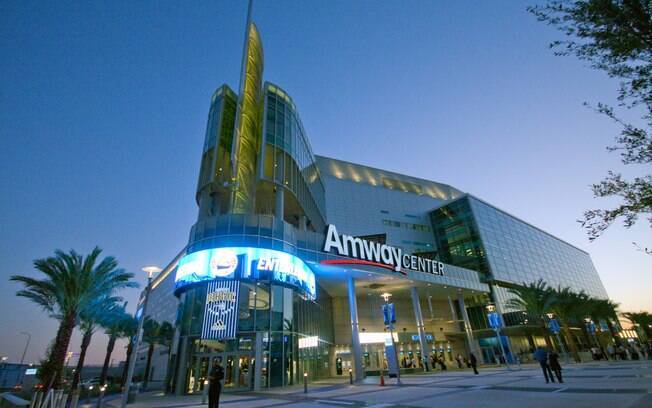 Para aqueles que realmente querem fugir do óbvio, por que não assistir a um jogo de basquete na Amway Arena, estádio mais famoso de Orlando Para aqueles que realmente querem fugir do óbvio, por que não assistir a um jogo de basquete na Amway Arena, estádio mais famoso de Orlando