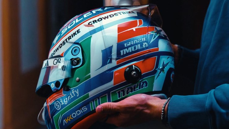 F1 em Ímola: Kimi Antonelli homenageia Ayrton Senna em capacete