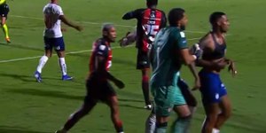 Jogador do vitória "rouba" e rasga camisa do Bahia durante o Bavi