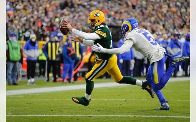 Rodgers supera dedo quebrado, anota TD corrido e Packers vencem os Rams
