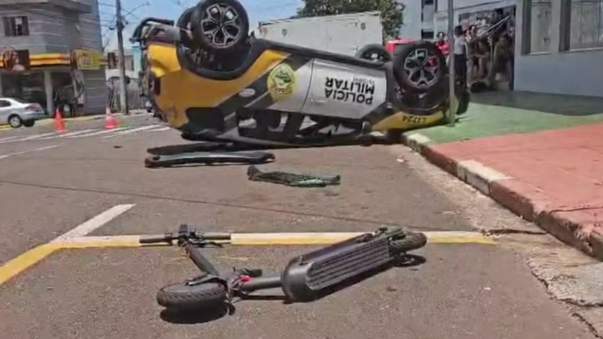 Viatura atingiu adolescente na calçada Viatura atingiu adolescente na calçada