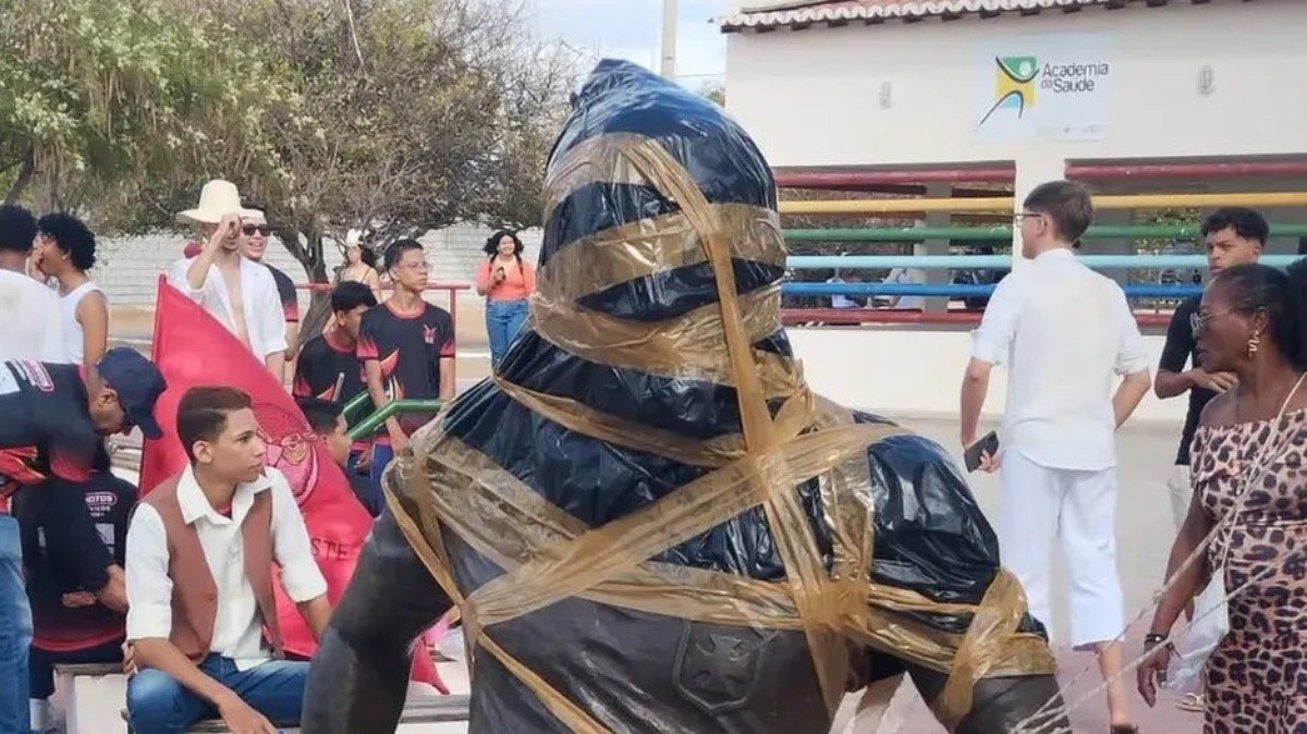 Moradores da cidade natal do jogador pedem retirada da estátua de Daniel Alves