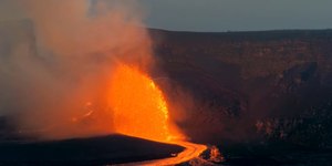 Kilauea volta a entrar em erupção no Havaí, com lava de 30 metros