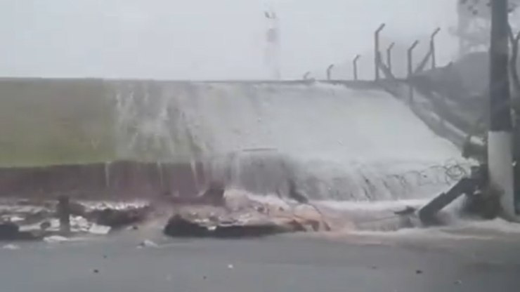 Chuva forte derruba muro do Aeroporto de Congonhas em SP