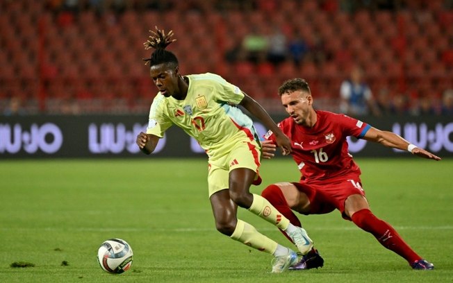 Nico Williams (E) em campo pela seleção da Espanha contra a Sérvia pela Liga das Nações, em setembro