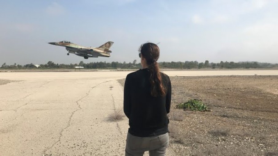 Roni Zuckerman, a primeira piloto de caça de combate da Força Aérea de Israel Roni Zuckerman, a primeira piloto de caça de combate da Força Aérea de Israel