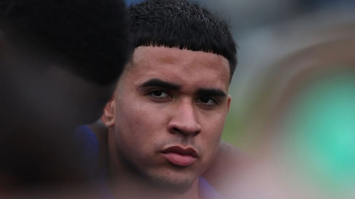 Kendry Páez perde espaço no Chelsea e carreira desaba após farra com Arboleda