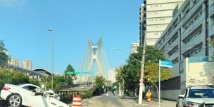 Carro é perfurado por estrutura metálica na Zona Sul de São Paulo